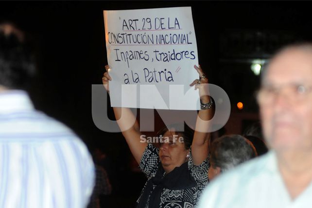 En Santa Fe una multitud llevó sus reclamos a la Plaza de Mayo