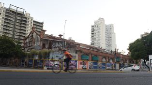 Frente al río. El inmenso galpón, casi en ruinas.
