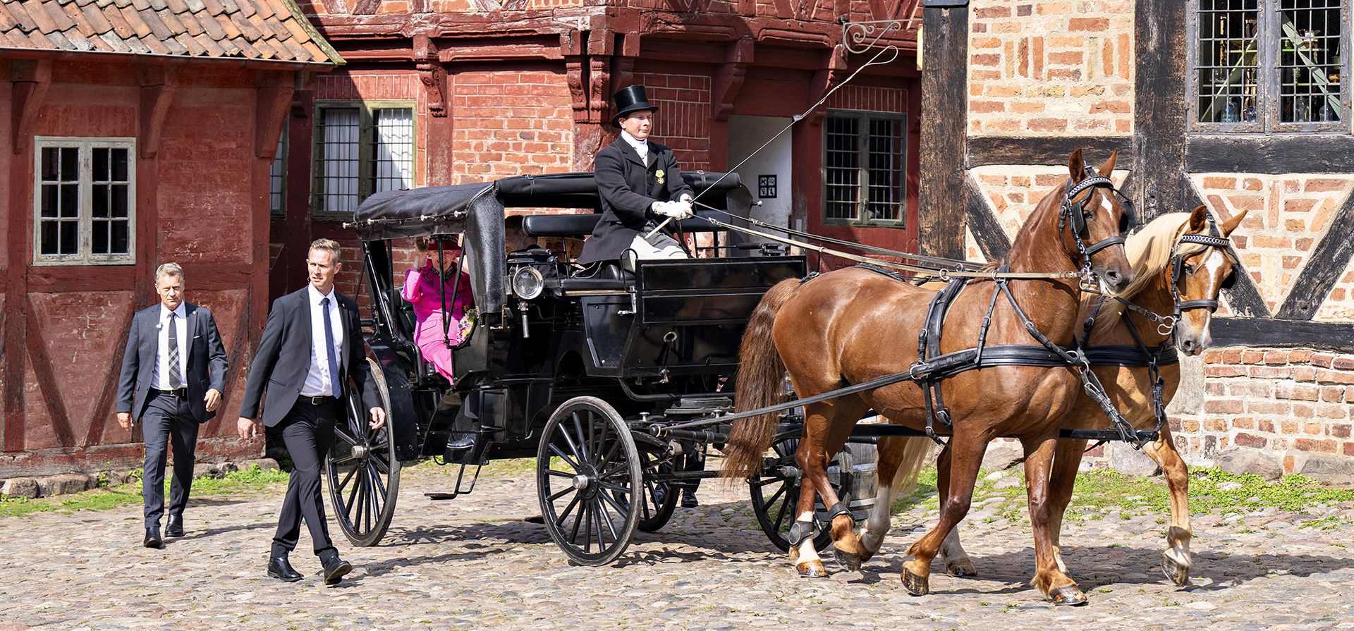 La reina Margarita viaja en un carruaje tirado por caballos mientras inaugura el Museo de Dibujo de Revistas Danesas en Den Gamle By en Aarhus, Dinamarca, el viernes 25 de agosto de 2023. (Foto: Henning Bagger/Ritzau Scanpix)/Ritzau Scanpix vía AP) La reina Margarita viaja en un carruaje tirado por caballos mientras inaugura el Museo de Dibujo de Revistas Danesas en Den Gamle By en Aarhus, Dinamarca, el viernes 25 de agosto de 2023. (Foto: Henning Bagger/Ritzau Scanpix)/Ritzau Scanpix vía AP)