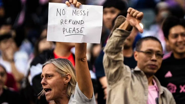 Los fanáticos presentes en Hong Kong manifestaron todo su enojo por la ausencia de Messi en el amistoso.