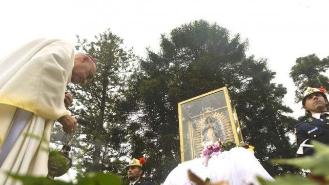 Aún con la lluvia, los peregrinos llegan a la Fiesta de Guadalupe para festejar junto a la Virgen