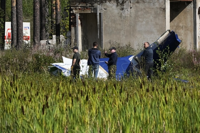 Una de las alas, pieza clave del accidente, cay&oacute; a 3 km del resto del avi&oacute;n. Su desprendimiento en vuelo solo se explicar&iacute;a por un atentado explosivo.