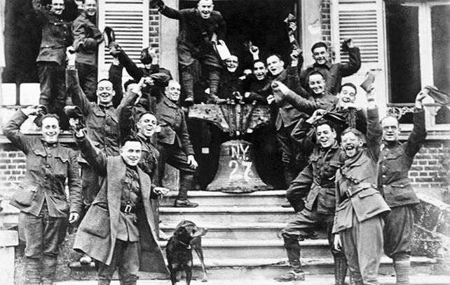La calma. Soldados estadounidenses que sirvieron en el frente francés celebran el armisticio de 1918 que puso fin a las hostilidades de la Primera Guerra Mundial.