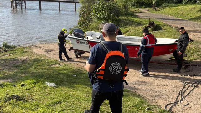 Bomberos Voluntarios trabajan junto a Prefectura en el río Paraná a la altura de Fray Luis Beltrán