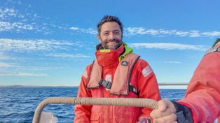 Lucas Beltramino, el biólogo rosarino que estudia ballenas en Chubut