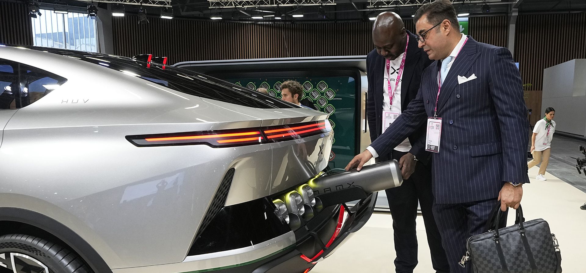 Un hombre muestra cómo cargar cápsulas de hidrógeno en un automóvil SUV NamX en el Salón del automóvil de París el lunes 17 de octubre de 2022 en París. 