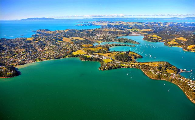 Así se ve desde la altura la isla de&nbsp;Waiheke en Nueva Zelanda