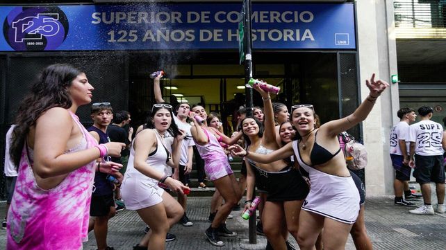 Los estudiantes de quinto año de la escuela Superior de Coemrcio celebrando el último Primer Día