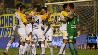 Pase canalla. Los jugadores de Central abrazan a los héroes ante Almagro: Matías Caruzzo y Ledesma.
