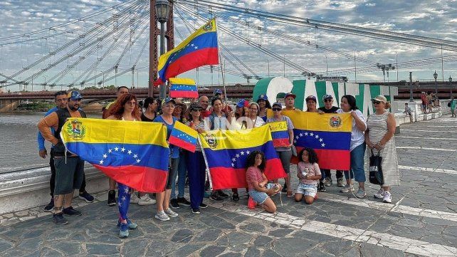 Un reducido grupo de venezolanos se manifestaron contra el régimen de Maduro en la ciudad de Santa Fe