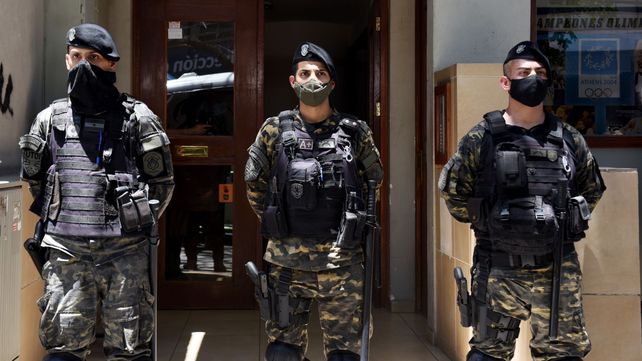 Policías bonaerenses a las puertas del edificio de Moreno al 400 donde funcionaba un laboratorio de fraccionamiento y estiramiento de cocaína.