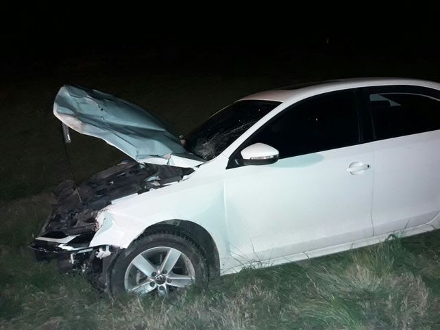 No pudo evitar chocar vacunos sueltos en la ruta 130