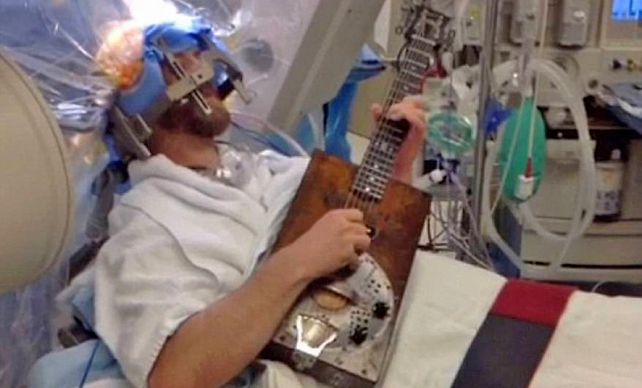 Mientras lo operaban de la cabeza tocó la guitarra