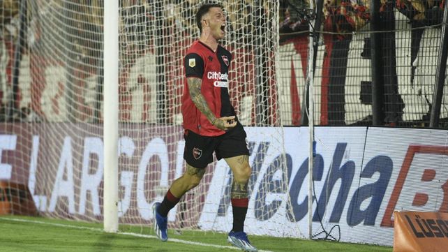 Gritalo Colo. Ramírez festeja el tanto que dejó a Newells invicto y puntero.