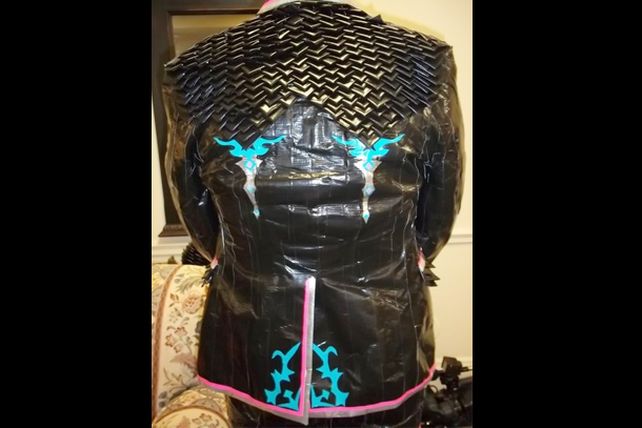 Una joven hizo su vestido de graduación y el de su novio con cinta adhesiva