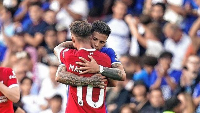 Enzo Fernández y Alexis Mac Allister y un abrazo tras el partido.