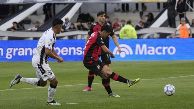 El remate de Santiago Solari que será gol pero sería anulado a instancias del VAR por una muy discutible posición adelantada. Newell’s debe barajar y dar de nuevo.