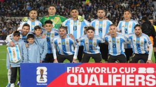 Los once de Argentina que iniciaron ante Venezuela, con un Messi acompañado con sus tres hijos.