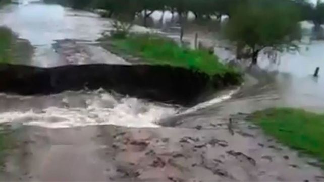 Por la crecida de un arroyo está cortada la ruta provincial 20