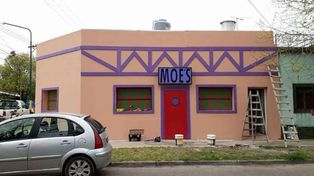 Fanáticos de Los Simpsons, construyeron una casa igual a la taberna de Moe