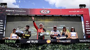 Agustín Canapino celebra en el podio de Paraná su cuarta victoria al hilo, la tercera de tres en la Copa de Oro. Ahora en Toay puede quedarse con el cetro del Turismo Carretera por quinta vez.