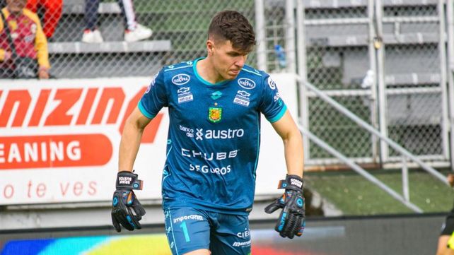 El arquero que se formó en Newells, no llegó a primera y hoy es figura en el fútbol ecuatoriano