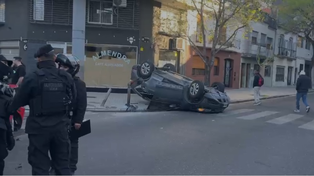 Fuerte choque y vuelco en barrio Lourdes con tres autos involucrados