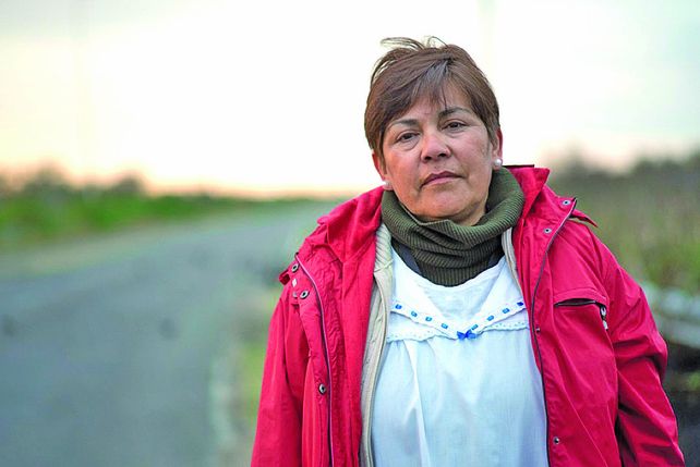 Graciela viaja a dedo por la ruta 127 para ir a trabajar.&nbsp;