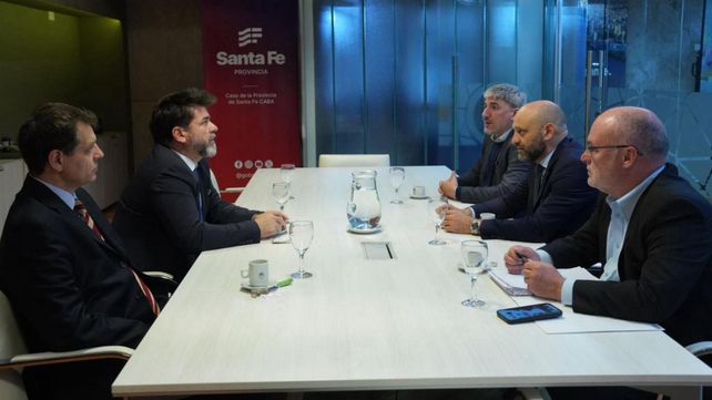 El ministro de Desarrollo Productivo de Santa Fe, Gustavo Puccini, con representantes de la empresa TecPlata.