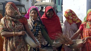 Violencia de género: condenan a hermanas indias a ser violadas