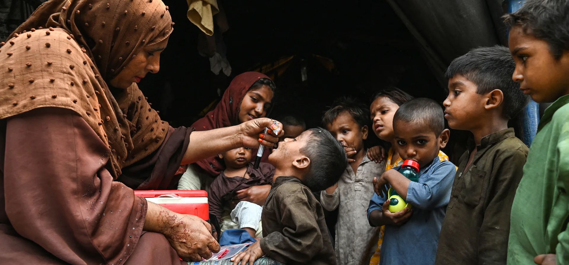 Trabajadores de la salud administran gotas contra la poliomielitis a los niños durante una campaña de vacunación puerta a puerta, Lahore, Pakistán. Fotografía: Arif Ali/AFP/Getty Images Trabajadores de la salud administran gotas contra la poliomielitis a los niños durante una campaña de vacunación puerta a puerta, Lahore, Pakistán. Fotografía: Arif Ali/AFP/Getty Images