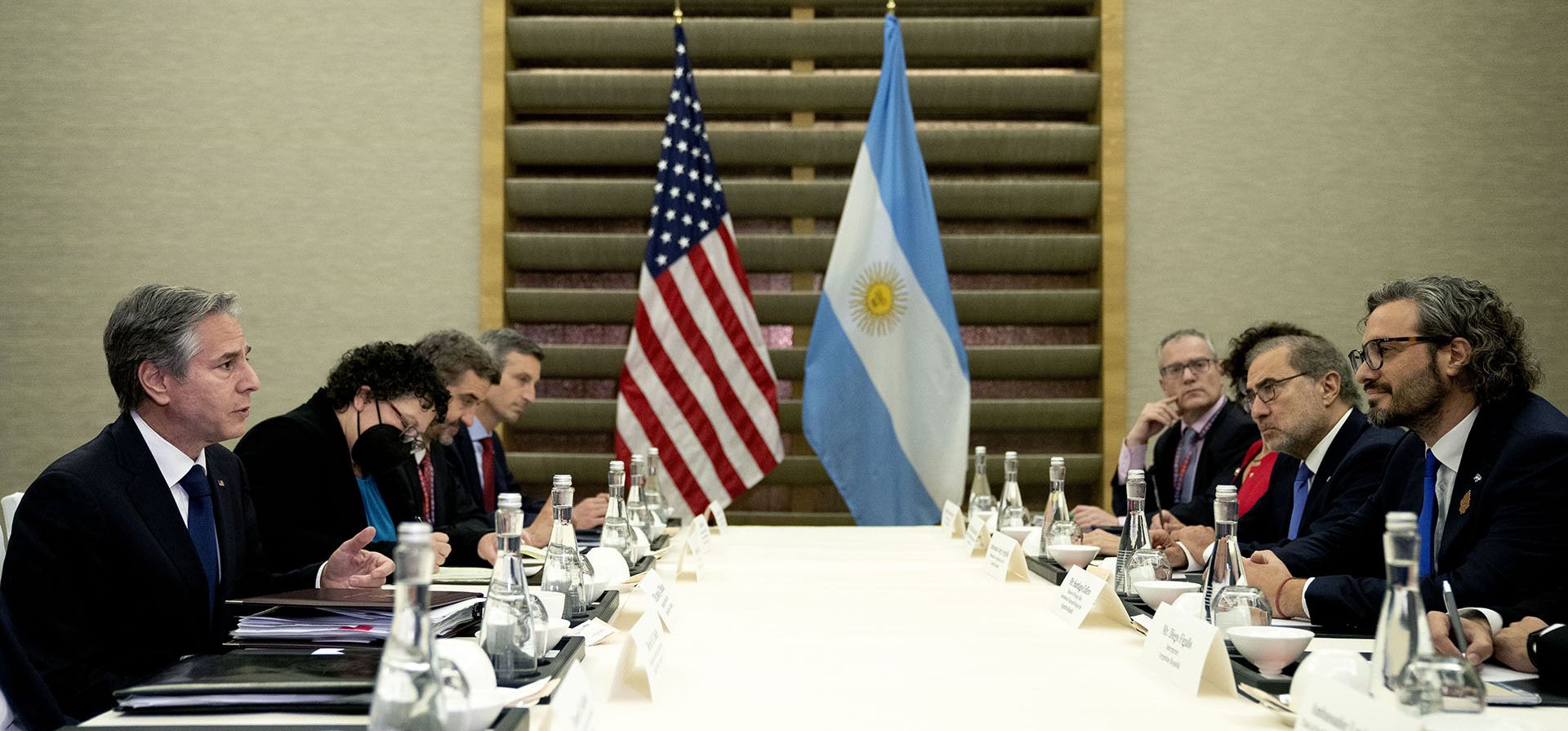 El Ministro de Relaciones Exteriores de Argentina, Santiago Cafiero, se reúne con el Secretario de Estado de los Estados Unidos, Antony Blinken, durante la Cumbre de Ministros de Relaciones Exteriores del G-20 en Nusa Dua, en la isla turística de Bali en Indonesia, el viernes 8 de julio de 2022.