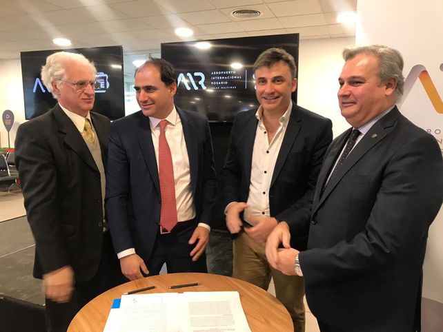 Los representantes de la empresa adjudicataria junto a Galíndez y el ministro Farías firmaron el contrato por la compra e instalación del ALS.