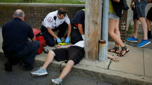 Asistencia. Los médicos de emergencias asisten a un joven que colapsó en la vía pública.