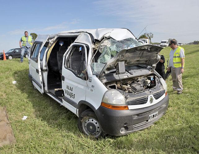 Descontrol. Sospechan que el accidente se produjo a raíz del estallido de uno de los neumáticos del transporte. (foto: Sebastián Suárez Meccia)