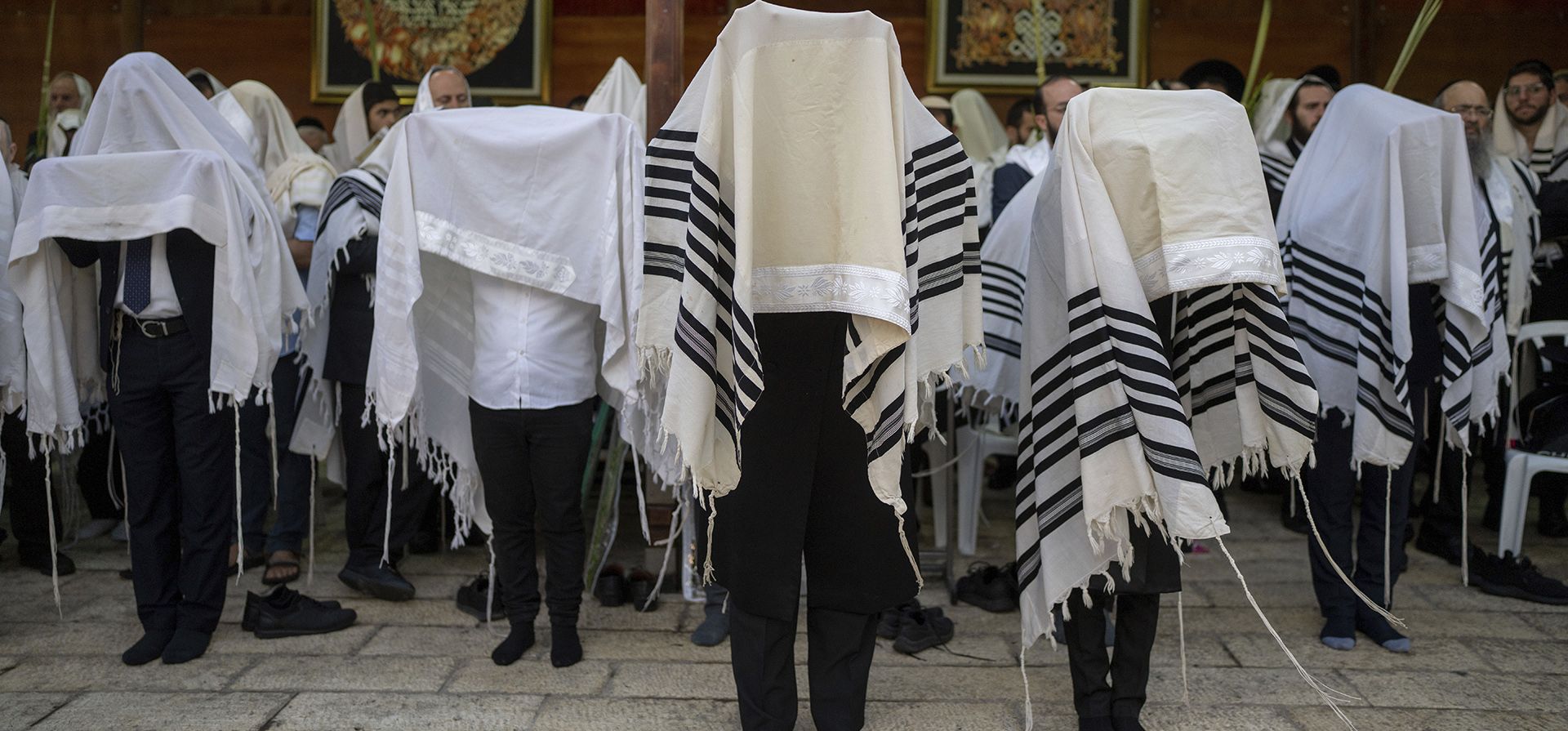 Fieles ultraortodoxos israelíes rezan durante la festividad judía de Sucot en el Muro Occidental, el lugar más sagrado donde los judíos pueden orar en la Ciudad Vieja de Jerusalén, el miércoles 4 de octubre de 2023. (Foto AP/Ohad Zwigenberg) Fieles ultraortodoxos israelíes rezan durante la festividad judía de Sucot en el Muro Occidental, el lugar más sagrado donde los judíos pueden orar en la Ciudad Vieja de Jerusalén, el miércoles 4 de octubre de 2023. (Foto AP/Ohad Zwigenberg)