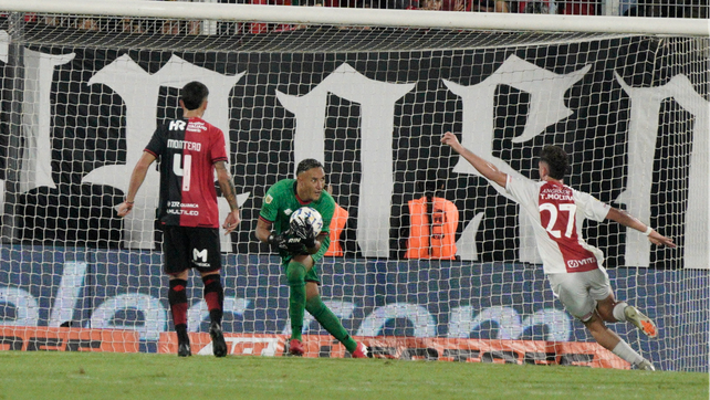 Keylor Navas se aferra a la pelota en un ataque de Argentinos. El arquero lleva 12 partidos en Newell’s.&nbsp;