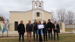 Las autoridades provinciales y locales, en el oratorio, luego de la firma del convenio.
