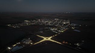 La rotonda en la intersección de las rutas provinciales 13 y 66 también estrenó iluminación.