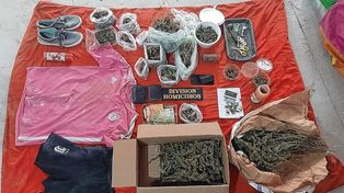 Pintó móviles policiales: tenía un kilo de droga en su casa