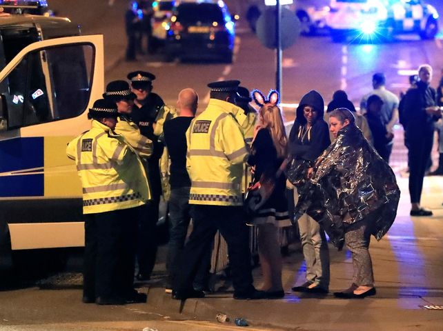 El concierto de Ariana Grande terminó en caos luego de que se escuchara una explosión.
