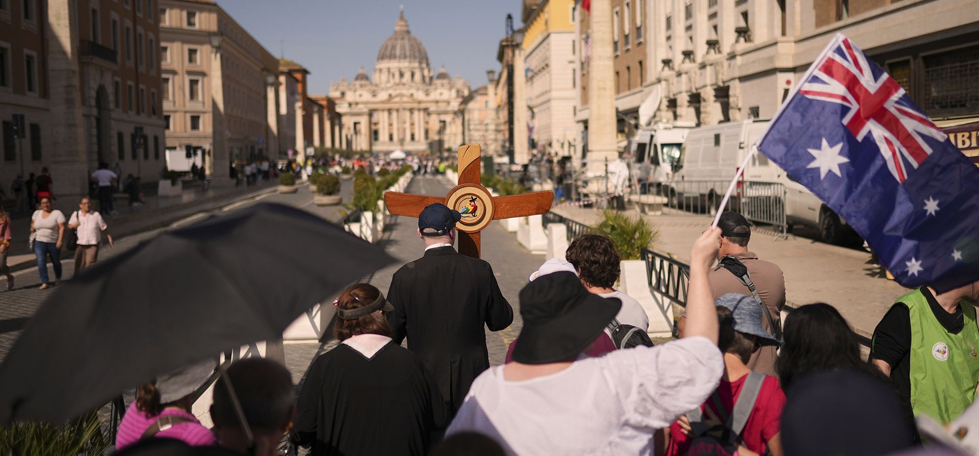 Peregrinos australianos caminan hacia la Plaza de San Pedro en el Vaticano, el martes 22 de abril de 2025. (Foto AP/Francisco Seco) Peregrinos australianos caminan hacia la Plaza de San Pedro en el Vaticano, el martes 22 de abril de 2025. (Foto AP/Francisco Seco)