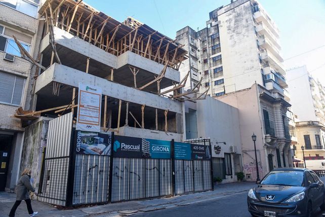 Un operario cayó desde cinco metros mientras trabajaba en un edificio ...