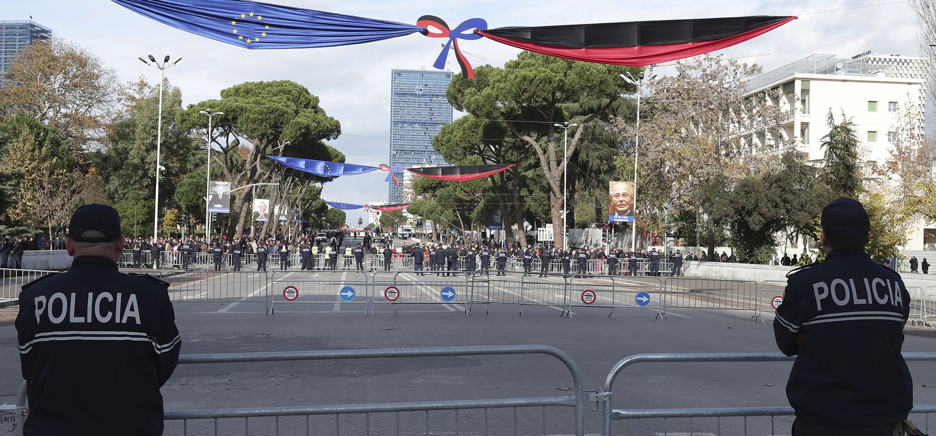 Oficiales de policía se paran detrás de una valla de seguridad durante la Cumbre UE-Balcanes Occidentales, en Tirana, Albania, el martes 6 de diciembre de 2022. Los líderes de la UE y sus homólogos de los Balcanes Occidentales se reúnen el martes para conversaciones destinadas a impulsar su asociación ante la amenaza de la guerra de Rusia en Ucrania, reconfigurar el equilibrio geopolítico en la región. Foto: AP/Franc Zhurda