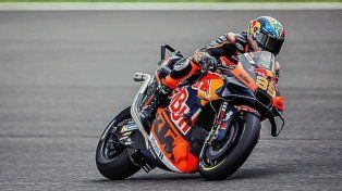 El sudafricano Brad Binder le dio la primera victoria sprint de la temporada a KTM.