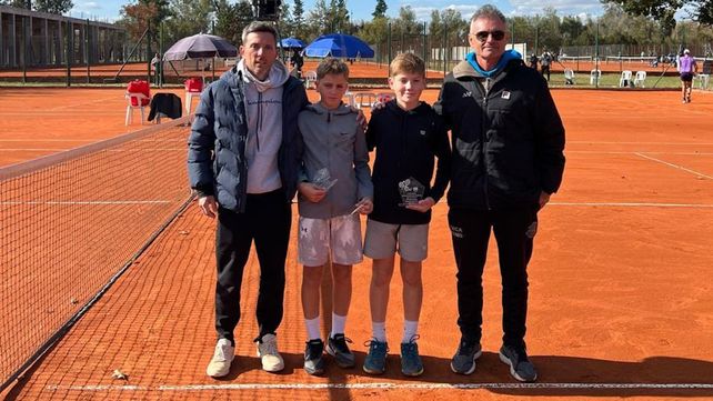 Juan Ignacio Assi y Manuel Paniagua, ambos número uno de la Argentina en sub-12, flanqueados por Juan Manuel Ferrer y Cristian Amsler.