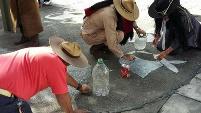 sin memoria. Integrantes de grupos tradicionalistas borran los pañuelos de la Plaza Belgrano