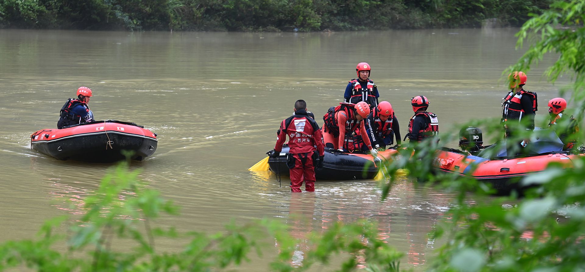 Rescatistas se preparan para buscar víctimas en el lugar donde una camioneta cayó a un río desde un puente en el condado autónomo de Huanjiang Maonan, en la región autónoma de Guangxi Zhuang, al sur de China, el lunes 18 de mayo de 2026. (Cao Yiming/Xinhua vía AP) Rescatistas se preparan para buscar víctimas en el lugar donde una camioneta cayó a un río desde un puente en el condado autónomo de Huanjiang Maonan, en la región autónoma de Guangxi Zhuang, al sur de China, el lunes 18 de mayo de 2026. (Cao Yiming/Xinhua vía AP)