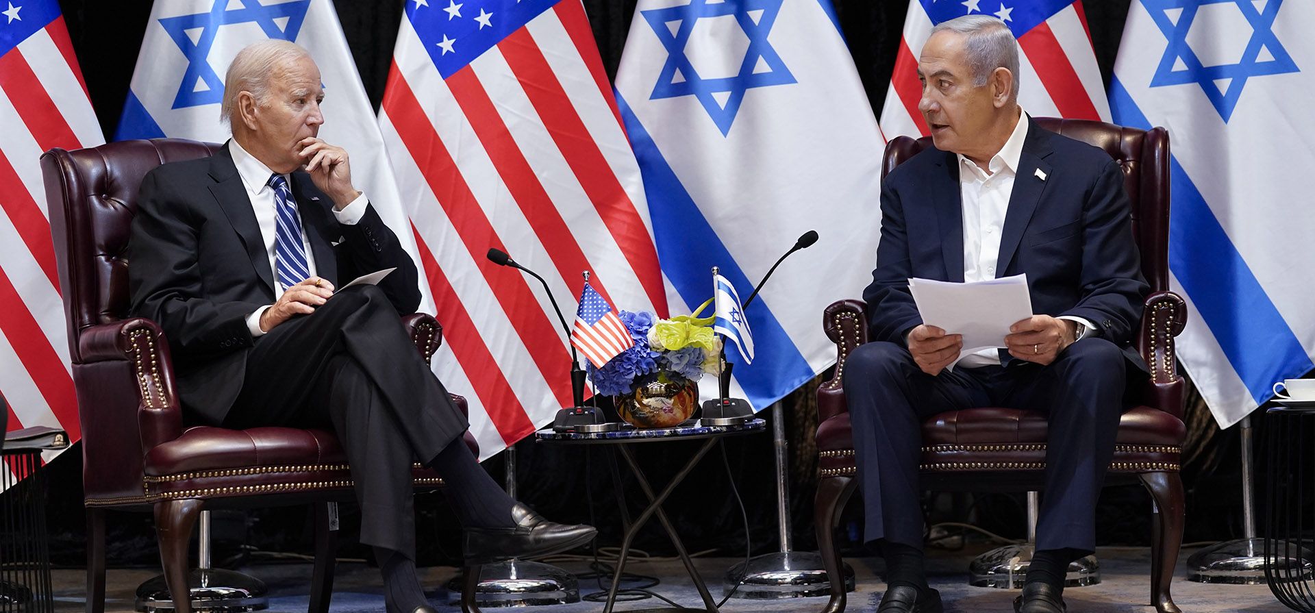 El presidente Joe Biden y el primer ministro israelí, Benjamin Netanyahu, participan en una reunión bilateral ampliada con funcionarios de los gobiernos israelí y estadounidense, el miércoles 18 de octubre de 2023, en Tel Aviv. (Foto AP/Evan Vucci) El presidente Joe Biden y el primer ministro israelí, Benjamin Netanyahu, participan en una reunión bilateral ampliada con funcionarios de los gobiernos israelí y estadounidense, el miércoles 18 de octubre de 2023, en Tel Aviv. (Foto AP/Evan Vucci)