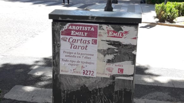 Los afiches y pegatinas están por toda la ciudad.